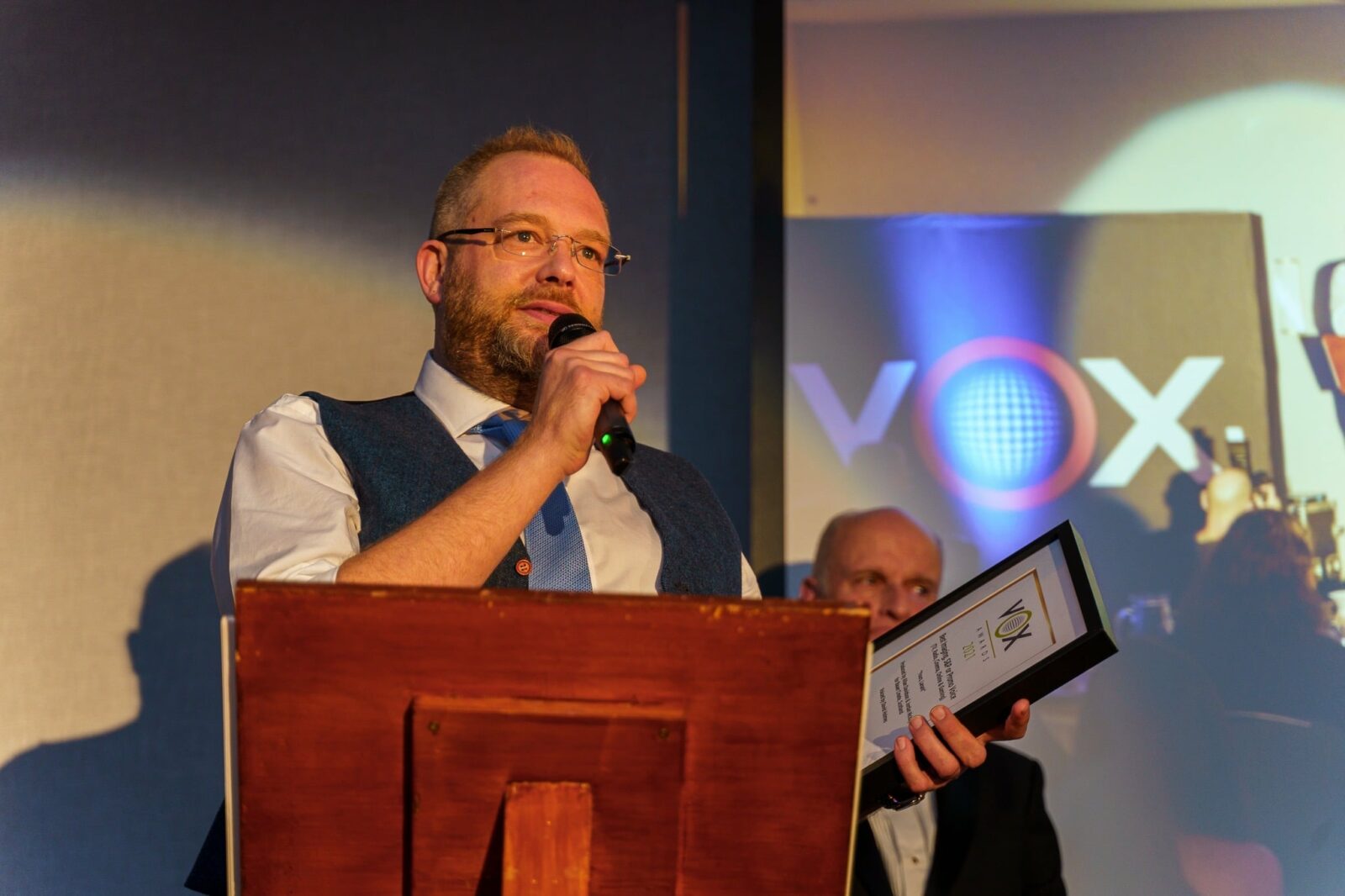 David Holmes mit seiner Auszeichnung bei den Vox Awards